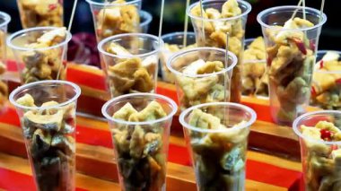 Plastik bardakta Tahu Gejrot. Tahu Gejrot, Endonezya 'nın baharatlı tatlı soslu soya peyniri.