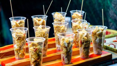 Plastik bardakta Tahu Gejrot. Tahu Gejrot, Endonezya 'nın baharatlı tatlı soslu soya peyniri.