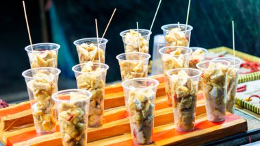 Plastik bardakta Tahu Gejrot. Tahu Gejrot, Endonezya 'nın baharatlı tatlı soslu soya peyniri.