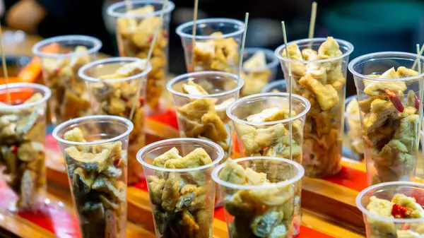 Plastik bardakta Tahu Gejrot. Tahu Gejrot, Endonezya 'nın baharatlı tatlı soslu soya peyniri.