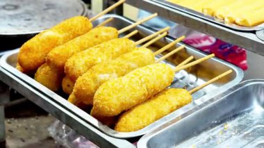 Hottang sosisli kentang 'ın kısaltmasıdır (kentang patates anlamına gelir). Kore 'nin en popüler atıştırmalıklarından biri..