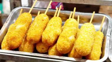 Hottang sosisli kentang 'ın kısaltmasıdır (kentang patates anlamına gelir). Kore 'nin en popüler atıştırmalıklarından biri..