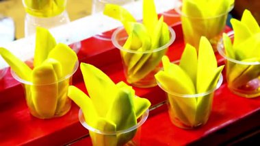 Plastik bardakta turşulu mango. Tipik bir Endonezya aperatifi, sirke, tuz, şeker ve baharat solüsyonuna batırılmış, dilimlenmiş genç mangodan yapılır..
