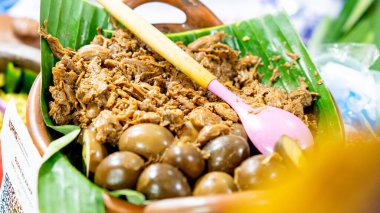 Gudeg Endonezya 'da yumurtalar, tofu, inek derisi veya tavukla servis edilen, genç bir meyveden yapılan tipik bir Jogja yemeğidir..