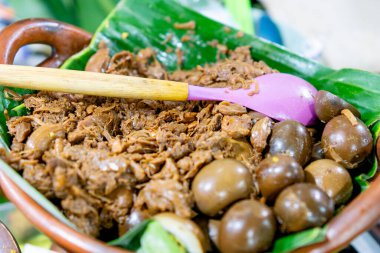 Gudeg Endonezya 'da yumurtalar, tofu, inek derisi veya tavukla servis edilen, genç bir meyveden yapılan tipik bir Jogja yemeğidir..