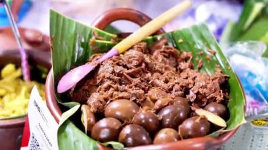 Gudeg Endonezya 'da yumurtalar, tofu, inek derisi veya tavukla servis edilen, genç bir meyveden yapılan tipik bir Jogja yemeğidir..