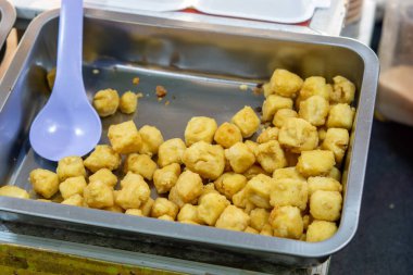 Kâğıt kasede çıtır çıtır tofu (tahu çıtır). Endonezya sokak yemekleri.