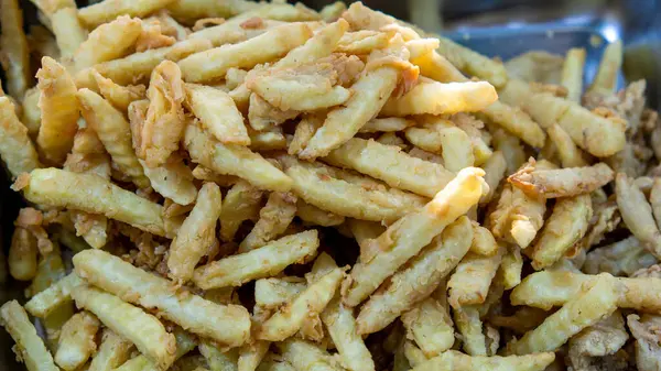 Masadaki alüminyum tavada patates kızartması..