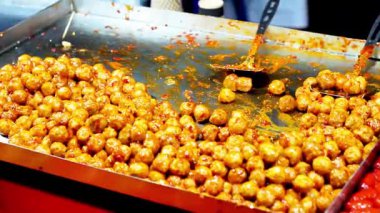 Düz tavada baharatlı köfte. Endonezya sokak yemekleri