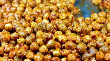 Düz tavada baharatlı köfte. Endonezya sokak yemekleri