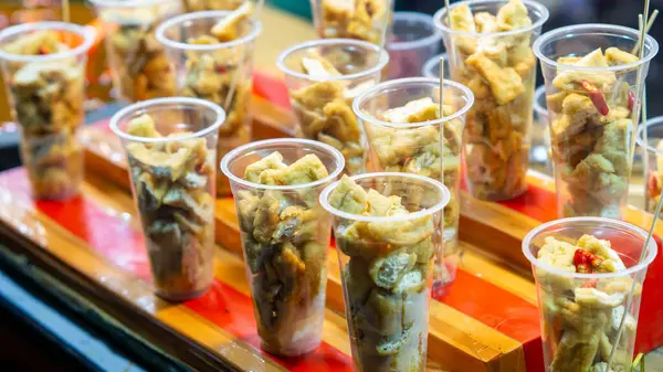 Plastik bardakta Tahu Gejrot. Tahu Gejrot, Endonezya 'nın baharatlı tatlı soslu soya peyniri.