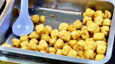 Kâğıt kasede çıtır çıtır tofu (tahu çıtır). Endonezya sokak yemekleri.