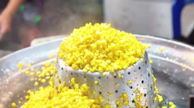 Jagung keju tarik (peynirli mısır). Peynirle karıştırılmış buharlı mısır. Endonezya modern sokak yemekleri.