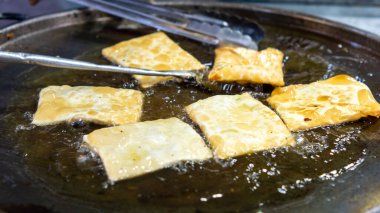 Martabak Telur. Yumurta, et ve baharatla doldurulmuş tuzlu tavada kızartılmış hamur işi.