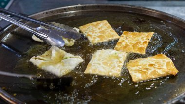 Martabak Telur. Yumurta, et ve baharatla doldurulmuş tuzlu tavada kızartılmış hamur işi.