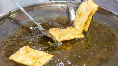 Martabak Telur. Yumurta, et ve baharatla doldurulmuş tuzlu tavada kızartılmış hamur işi.