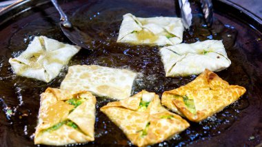 Martabak Telur. Yumurta, et ve baharatla doldurulmuş tuzlu tavada kızartılmış hamur işi.