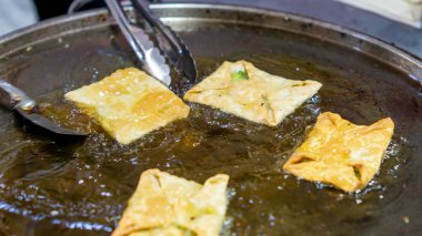 Martabak Telur. Yumurta, et ve baharatla doldurulmuş tuzlu tavada kızartılmış hamur işi.