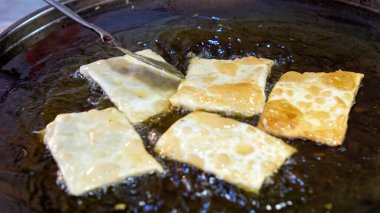 Martabak Telur. Yumurta, et ve baharatla doldurulmuş tuzlu tavada kızartılmış hamur işi.