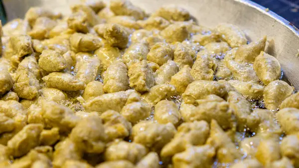 Otak-otak, muz yapraklarına sarılmış, ızgara (bazıları kızartılmış) ve fıstık sosu veya baharatlı ve ekşi sosla servis edilen kıymalı uskumru etinden yapılan bir yemektir..