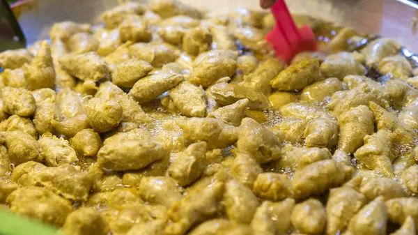 Otak-otak, muz yapraklarına sarılmış, ızgara (bazıları kızartılmış) ve fıstık sosu veya baharatlı ve ekşi sosla servis edilen kıymalı uskumru etinden yapılan bir yemektir..