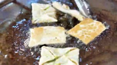 Martabak Telur. Yumurta, et ve baharatla doldurulmuş tuzlu tavada kızartılmış hamur işi.