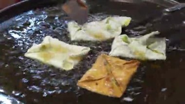 Martabak Telur. Yumurta, et ve baharatla doldurulmuş tuzlu tavada kızartılmış hamur işi.