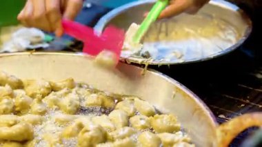 Otak-otak, muz yapraklarına sarılmış, ızgara (bazıları kızartılmış) ve fıstık sosu veya baharatlı ve ekşi sosla servis edilen kıymalı uskumru etinden yapılan bir yemektir..