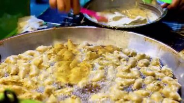 Otak-otak, muz yapraklarına sarılmış, ızgara (bazıları kızartılmış) ve fıstık sosu veya baharatlı ve ekşi sosla servis edilen kıymalı uskumru etinden yapılan bir yemektir..