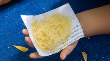 Rambut nenek (arumanis, arbanat). Rambut Nenek Endonezya 'dan geleneksel bir çerez. Şekerden yapılır.