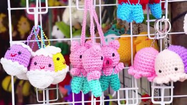 Sergide asılı örgü ipliğinden yapılmış anahtarlık.