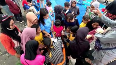 İnsanlar bedava yemek (Rambut nenek, Arumanis, Arbanat) paylaşırlar. Rambut Nenek Endonezya 'dan geleneksel bir çerez. Şekerden yapılır.