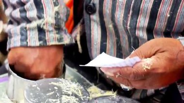 Rambut nenek (arumanis, arbanat). Rambut Nenek Endonezya 'dan geleneksel bir çerez. Şekerden yapılır.