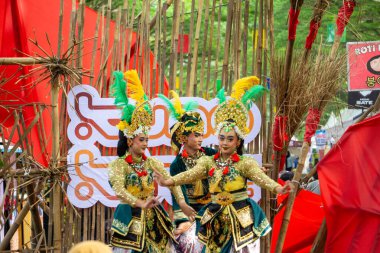 Nirtyo Kediri dansı. Bu dans gençliği haysiyet, zarafet, bilgelik, modern düşünce ile yansıtıyor, ama hala yerel bilgeliği ve kültürü koruyor..