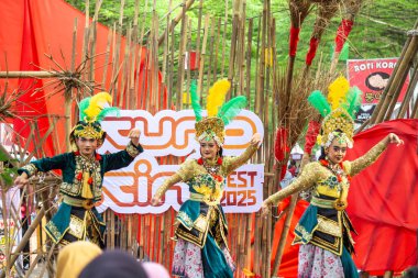 Nirtyo Kediri dansı. Bu dans gençliği haysiyet, zarafet, bilgelik, modern düşünce ile yansıtıyor, ama hala yerel bilgeliği ve kültürü koruyor..