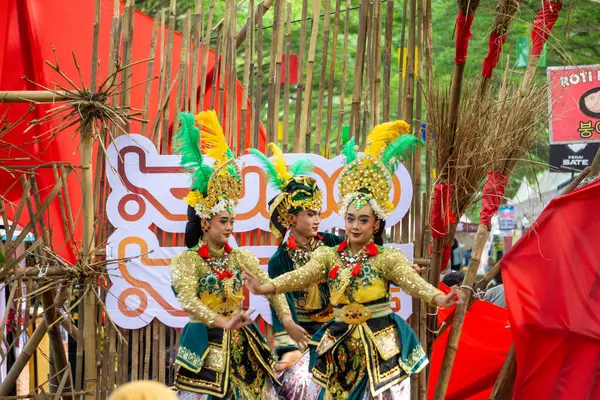 Nirtyo Kediri dansı. Bu dans gençliği haysiyet, zarafet, bilgelik, modern düşünce ile yansıtıyor, ama hala yerel bilgeliği ve kültürü koruyor..