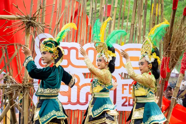 Nirtyo Kediri dansı. Bu dans gençliği haysiyet, zarafet, bilgelik, modern düşünce ile yansıtıyor, ama hala yerel bilgeliği ve kültürü koruyor..