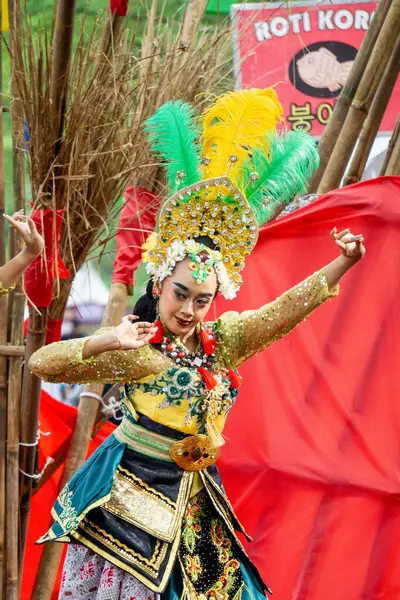 Nirtyo Kediri dansı. Bu dans gençliği haysiyet, zarafet, bilgelik, modern düşünce ile yansıtıyor, ama hala yerel bilgeliği ve kültürü koruyor..