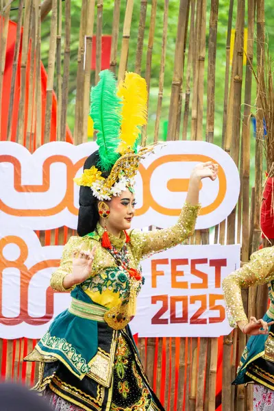 Nirtyo Kediri dansı. Bu dans gençliği haysiyet, zarafet, bilgelik, modern düşünce ile yansıtıyor, ama hala yerel bilgeliği ve kültürü koruyor..