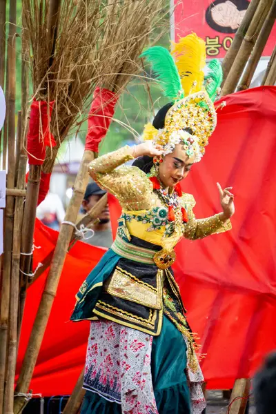 Nirtyo Kediri dansı. Bu dans gençliği haysiyet, zarafet, bilgelik, modern düşünce ile yansıtıyor, ama hala yerel bilgeliği ve kültürü koruyor..