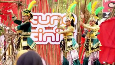 Nirtyo Kediri dansı. Bu dans gençliği haysiyet, zarafet, bilgelik, modern düşünce ile yansıtıyor, ama hala yerel bilgeliği ve kültürü koruyor..