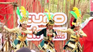 Nirtyo Kediri dansı. Bu dans gençliği haysiyet, zarafet, bilgelik, modern düşünce ile yansıtıyor, ama hala yerel bilgeliği ve kültürü koruyor..