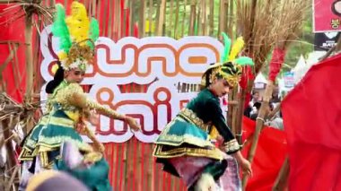 Nirtyo Kediri dansı. Bu dans gençliği haysiyet, zarafet, bilgelik, modern düşünce ile yansıtıyor, ama hala yerel bilgeliği ve kültürü koruyor..