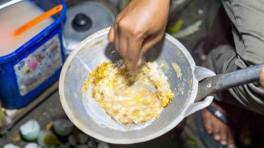 Kerak telor, geleneksel bir sokak yemeği Betawi yumurta tabağı, sıcak kömür üzerine. Yumurta, glutinous pilavı ve baharat karışımı.