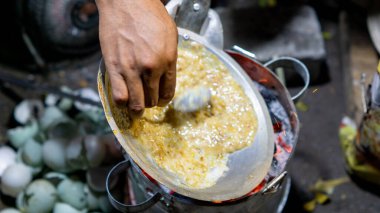 Kerak telor, geleneksel bir sokak yemeği Betawi yumurta tabağı, sıcak kömür üzerine. Yumurta, glutinous pilavı ve baharat karışımı.