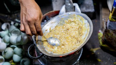 Kerak telor, geleneksel bir sokak yemeği Betawi yumurta tabağı, sıcak kömür üzerine. Yumurta, glutinous pilavı ve baharat karışımı.