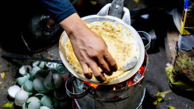 Kerak telor, geleneksel bir sokak yemeği Betawi yumurta tabağı, sıcak kömür üzerine. Yumurta, glutinous pilavı ve baharat karışımı.