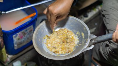 Kerak telor, geleneksel bir sokak yemeği Betawi yumurta tabağı, sıcak kömür üzerine. Yumurta, glutinous pilavı ve baharat karışımı.