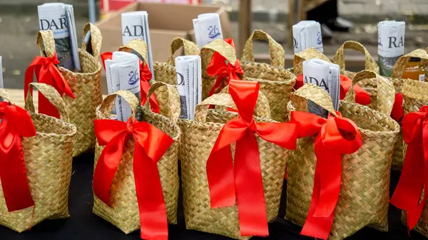 Örülmüş bambudan yapılmış bir hatıra çantası. Çantadaki cümle geri dönüşümlü şeyler kullanmamız gerektiği anlamına geliyor.