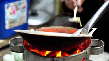 Kerak telor, geleneksel bir sokak yemeği Betawi yumurta tabağı, sıcak kömür üzerine. Yumurta, glutinous pilavı ve baharat karışımı.